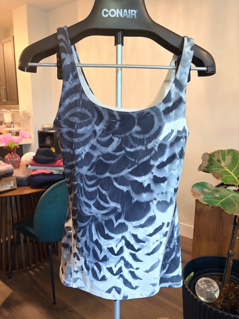 lululemon athletica vintage lotus Black & White Patterned Scoop Tank